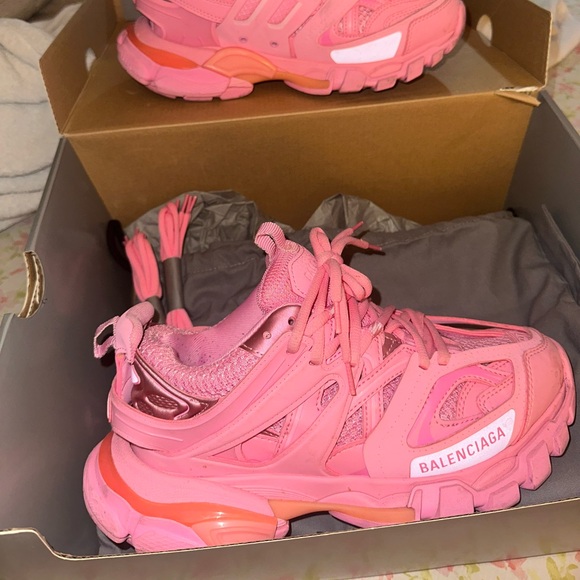 Size 37 used no damaging. Just need cleaning. - Picture 1 of 6